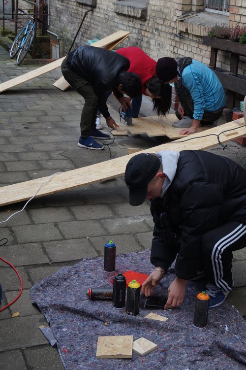 mit Stichsäge und Spraydosen zugange